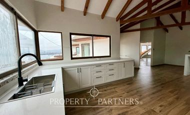 Espaciosa y linda Casa en Arriendo con Gran Vista a la Bahía de La Herradura
