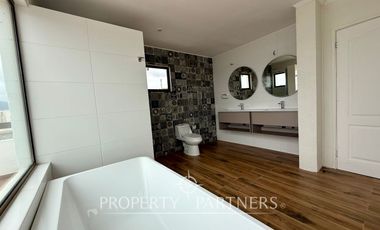 Espaciosa y linda Casa en Arriendo con Gran Vista a la Bahía de La Herradura