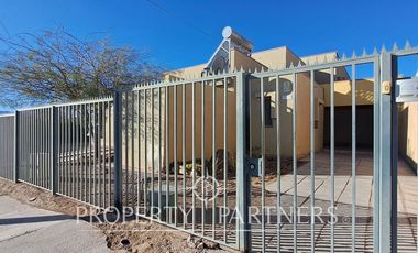 Venta amplia casa esquina de 2 pisos.Villa Atacama.