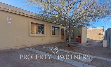 Venta amplia casa esquina de 2 pisos.Villa Atacama.