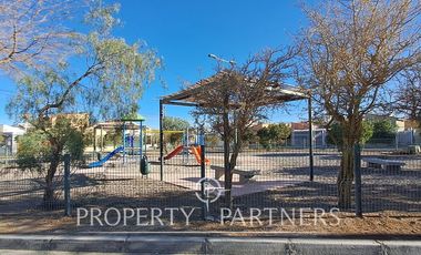 Venta amplia casa esquina de 2 pisos.Villa Atacama.