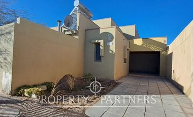 Venta amplia casa esquina de 2 pisos.Villa Atacama.