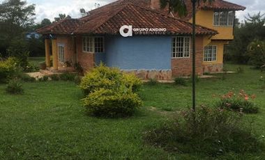 VENTA de CASA LOTE en MESA DE LOS SANTOS