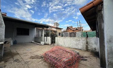 Chalet sobre 2 lotes a modernizar