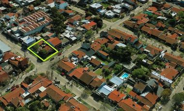 Chalet sobre 2 lotes a modernizar