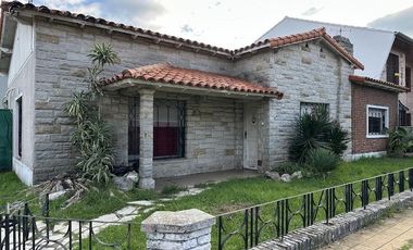 Chalet sobre 2 lotes a modernizar