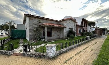 Chalet sobre 2 lotes a modernizar