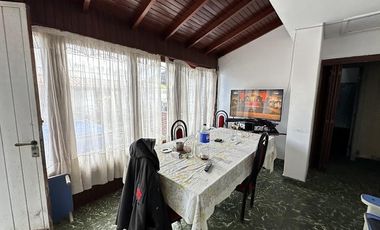 Chalet sobre 2 lotes a modernizar