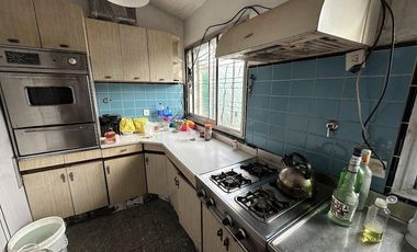 Chalet sobre 2 lotes a modernizar