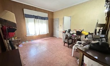 Chalet sobre 2 lotes a modernizar