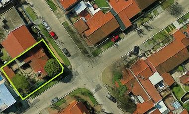 Chalet sobre 2 lotes a modernizar