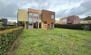 SE VENDE CASA EN COTA EN CONJUNTO CERRADO