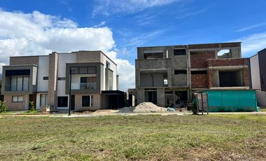 VENDEMOS CASA EN CONDOMINIO LAS MERCEDES JAMUNDI