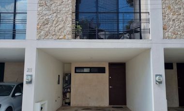 EN VENTA TOWNHOUSE AMUEBLADO EN MONTES DE AMÉ, MÉRIDA