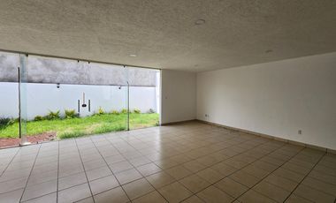 Casa en Venta Altozano con área verde en fraccionamiento privado