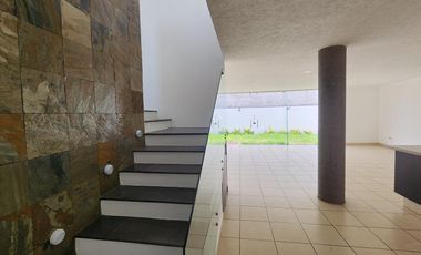 Casa en Venta Altozano con área verde en fraccionamiento privado