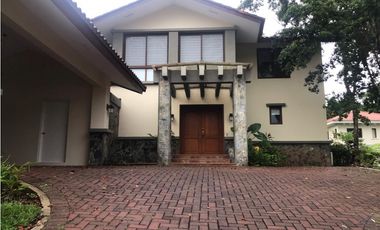 Casa en alquiler en clayton en los senderos de camino de cruces