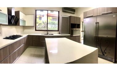 Casa en alquiler en clayton en los senderos de camino de cruces