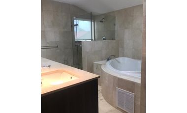 Casa en alquiler en clayton en los senderos de camino de cruces