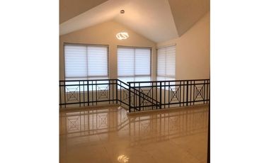 Casa en alquiler en clayton en los senderos de camino de cruces