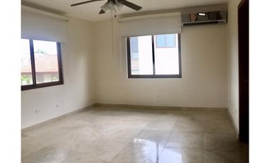 Casa en alquiler en clayton en los senderos de camino de cruces