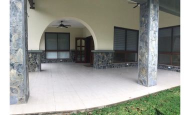 Casa en alquiler en clayton en los senderos de camino de cruces