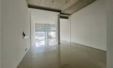 LOCAL COMERCIAL EN PARQUE LEFEVRE A PASOS DE WAIKIKI ESQUINA 137M2