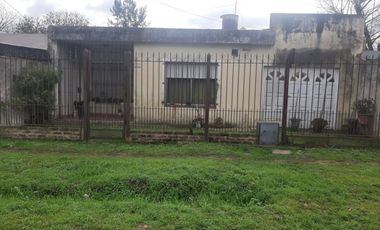 CASA EN VENTA, 4 AMBIENTES , LUIS GUILLON