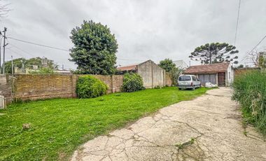 VENTA CASA 3 AMBIENTES CON AMPLIO PARQUE AL FRENTE