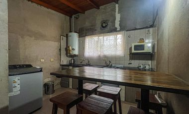 VENTA CASA 3 AMBIENTES CON AMPLIO PARQUE AL FRENTE
