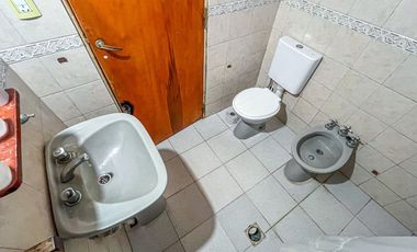 VENTA CASA 3 AMBIENTES CON AMPLIO PARQUE AL FRENTE