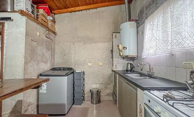 VENTA CASA 3 AMBIENTES CON AMPLIO PARQUE AL FRENTE