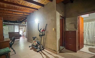 VENTA CASA 3 AMBIENTES CON AMPLIO PARQUE AL FRENTE