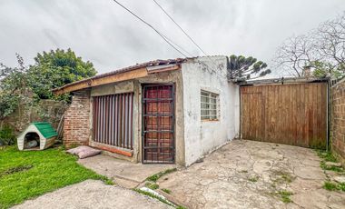 VENTA CASA 3 AMBIENTES CON AMPLIO PARQUE AL FRENTE