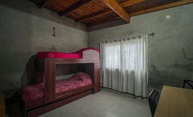 VENTA CASA 3 AMBIENTES CON AMPLIO PARQUE AL FRENTE