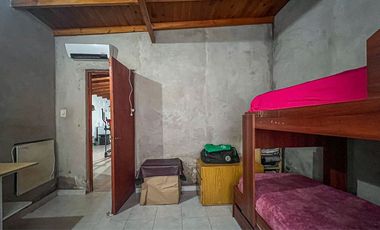 VENTA CASA 3 AMBIENTES CON AMPLIO PARQUE AL FRENTE