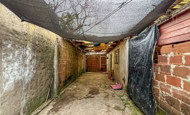 VENTA CASA 3 AMBIENTES CON AMPLIO PARQUE AL FRENTE