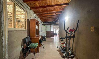 VENTA CASA 3 AMBIENTES CON AMPLIO PARQUE AL FRENTE