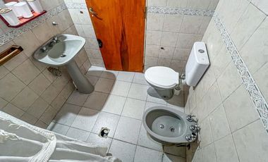 VENTA CASA 3 AMBIENTES CON AMPLIO PARQUE AL FRENTE