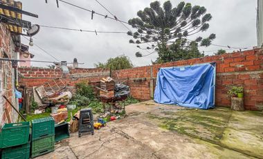 VENTA CASA 3 AMBIENTES CON AMPLIO PARQUE AL FRENTE