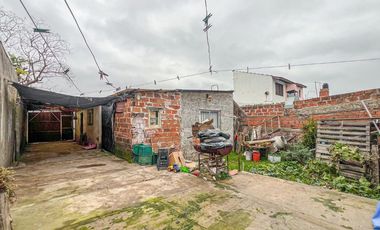 VENTA CASA 3 AMBIENTES CON AMPLIO PARQUE AL FRENTE