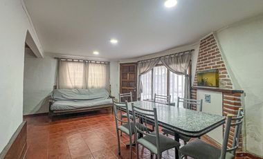 VENTA CASA 3 AMBIENTES CON AMPLIO PARQUE AL FRENTE