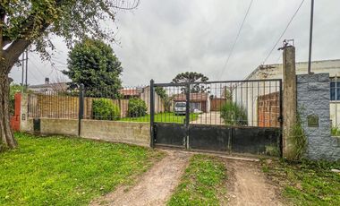 VENTA CASA 3 AMBIENTES CON AMPLIO PARQUE AL FRENTE