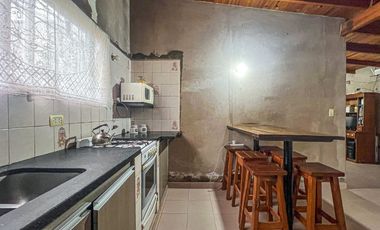 VENTA CASA 3 AMBIENTES CON AMPLIO PARQUE AL FRENTE