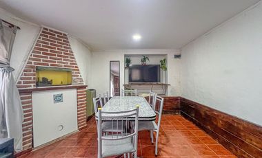 VENTA CASA 3 AMBIENTES CON AMPLIO PARQUE AL FRENTE