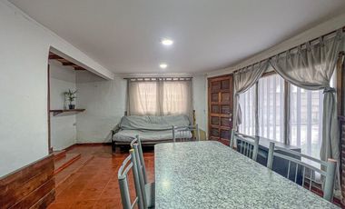 VENTA CASA 3 AMBIENTES CON AMPLIO PARQUE AL FRENTE