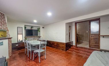 VENTA CASA 3 AMBIENTES CON AMPLIO PARQUE AL FRENTE