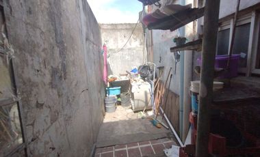 Casa de dos dormitorios más local comercial.