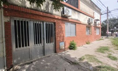 Casa de dos dormitorios más local comercial.