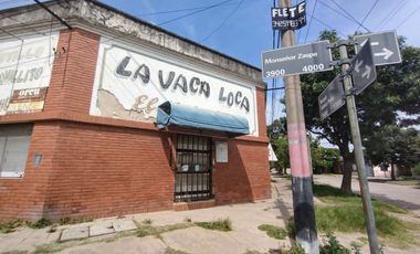 Casa de dos dormitorios más local comercial.